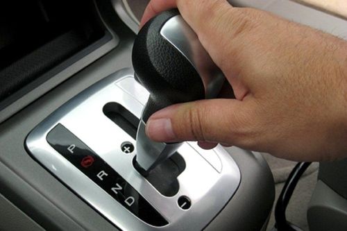 Đường tắc cứng, tài xế nên để số N rồi kéo phanh tay hay về P?