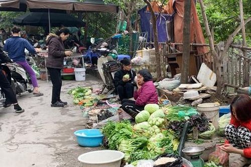 Hàng rong, họp chợ trái quy định trên địa bàn quận Thanh Xuân: Bao giờ mới giải quyết dứt điểm?