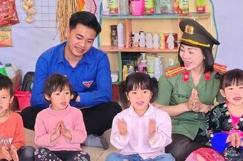 Nhiều hoạt động ý nghĩa trong hành trình 'Tự hào Tây Bắc - Tiếp bước cha anh'