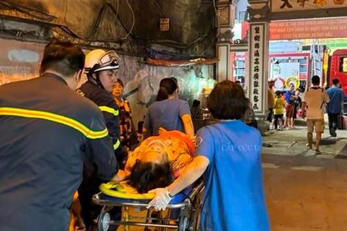 Cứu người phụ nữ định nhảy từ mái nhà xuống đất