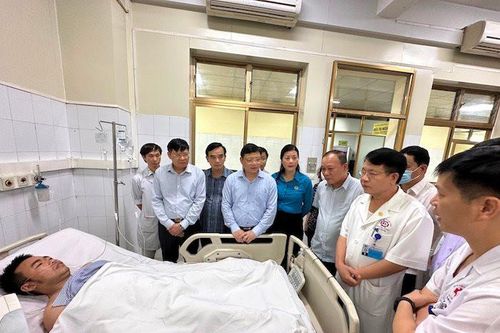 Lãnh đạo Tổng Liên đoàn Lao động Việt Nam trao hỗ trợ cho công nhân bị thương do cháy khí mê tan