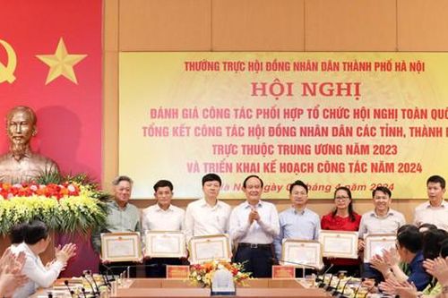 Khen thưởng 29 tập thể, cá nhân có thành tích trong tổng kết công tác HĐND các tỉnh, thành phố