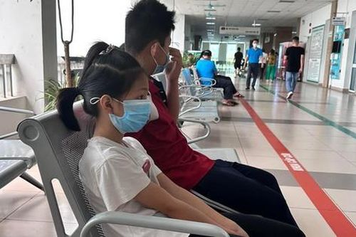 Vụ phun thuốc muỗi ở trường Tiểu học Hải Bối: Một học sinh bị 'viêm mạc dị ứng cấp'