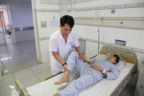 Cứu đôi chân bị liệt do u tủy cho nam thanh niên 19 tuổi