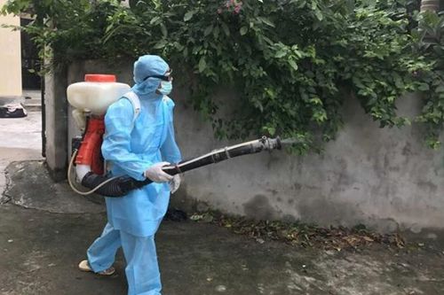 Chuyên gia lý giải việc nhiều học sinh ngứa da, rát mắt sau phun thuốc diệt muỗi