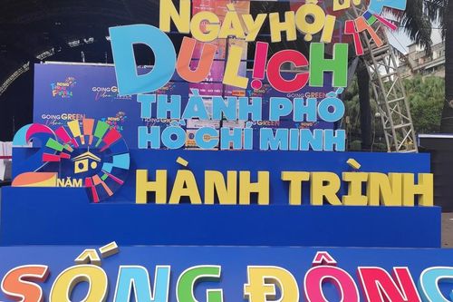 Thu hút đông đảo du khách trước giờ khai mạc