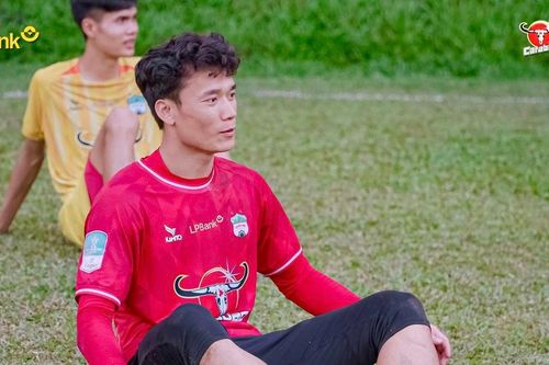 Đang tỏa sáng ở HAGL, thủ môn Bùi Tiến Dũng bất ngờ được AFC khen ngợi