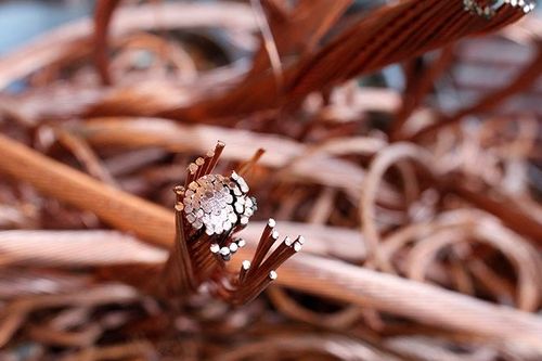 Giá đồng đạt đỉnh do lo ngại về nguồn cung
