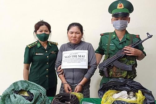 Nửa đêm đi bán hỏa dược