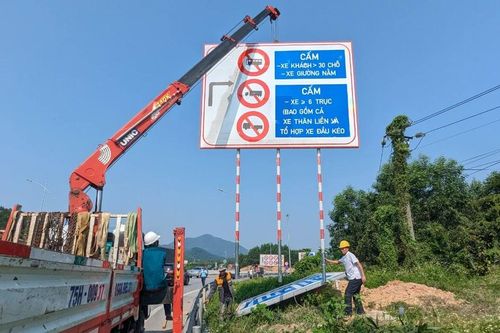 Đường cao tốc Cam Lộ - La Sơn cấm xe tải nặng trước khi dựng biển cấm