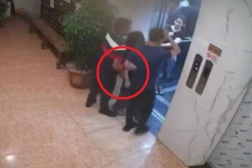 Nữ nhân viên bị sàm sỡ và loạt đối tượng làm chuyện 'biến thái'