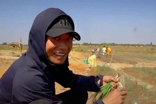 Trước khi mất kênh YouTube, Quang Linh Vlogs từng rực rỡ ra sao?