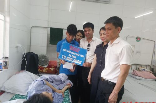 Báo GD&TĐ kết nối trao quà cho nam sinh nghèo học giỏi, chăm mẹ bạo bệnh