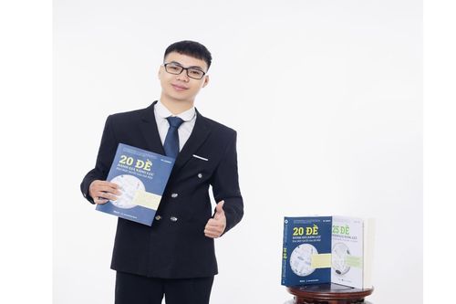 Nam sinh viên tham gia viết sách luyện thi đánh giá năng lực cho học sinh
