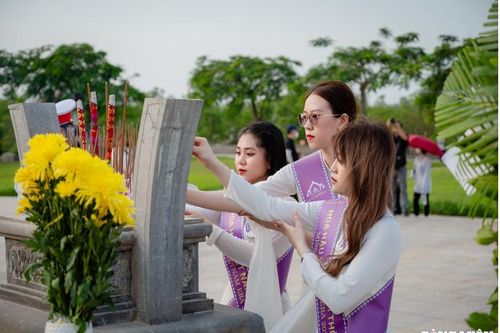 Thí sinh Hoa hậu Việt Nam Thời đại 2024 dâng hương tưởng niệm tại tượng đài mẹ Thứ