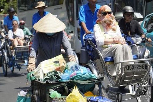 TPHCM: Vật vã mưu sinh giữa nắng nóng