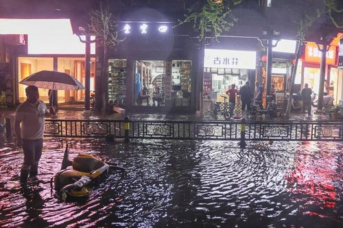 Trung Quốc: Gió bão thổi bay cửa sổ chung cư, 3 người rơi xuống đất tử vong