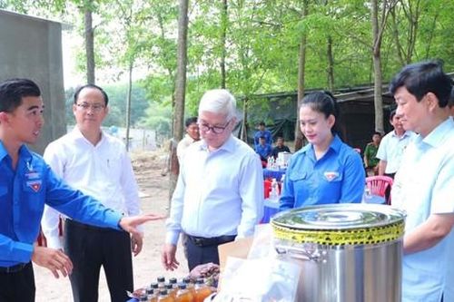 Cử nhân trẻ về quê giúp dân làm giàu