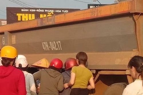 Mẹ ôm thi thể con trai khóc ngất sau va chạm xe tải