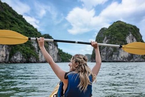 Du khách ngỡ ngàng vì vẻ đẹp của 'em gái vịnh Hạ Long'
