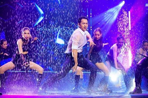 Chủ tịch ngân hàng từng nhảy hát gây sốt nhận lương bao nhiêu?