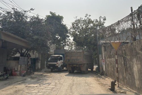 Người dân kêu trời vì bụi mù mịt do xe chở vật liệu