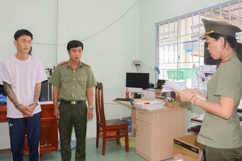 Mang súng đến nhà bạn cất giấu