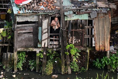 Cảnh trái ngược ở những căn nhà tạm 'vá chằng vá đụp' ven kênh TP.HCM