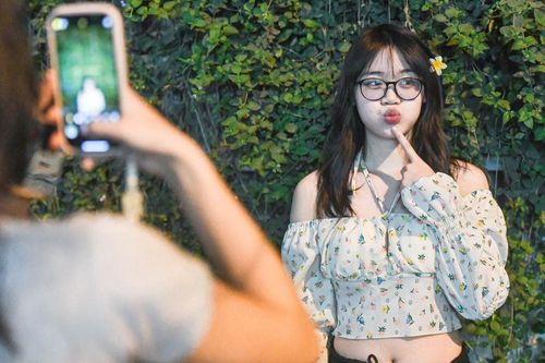 Dân Hà Nội rủ nhau check-in giàn hoa tím, xe xếp tràn lòng đường lúc gần nửa đêm