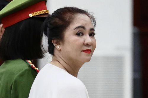 Bà Nguyễn Phương Hằng bị dẫn giải tới tòa, bị cáo Hàn Ni vắng mặt