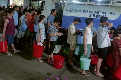 Vỡ đường ống, nghìn hộ dân ở Thủ Đức xếp hàng cả đêm chờ hứng nước sạch