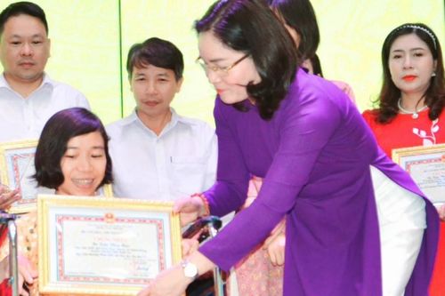 Người phụ nữ khuyết tật giành 'Giải thưởng phát triển văn hóa đọc'