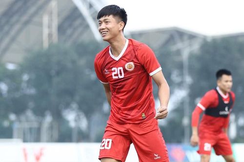 HLV Kiatisak tiết lộ lí do không dùng Phan Văn Đức trong trận thắng 2-0 SLNA