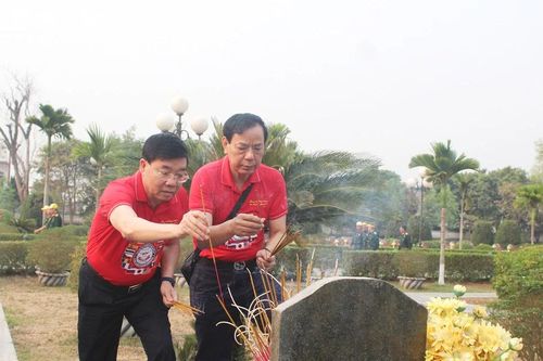 Đoàn công tác tỉnh Nghệ An tri ân các anh hùng, liệt sĩ Điện Biên Phủ