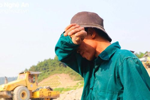 Những người 'vượt nắng' trên công trường
