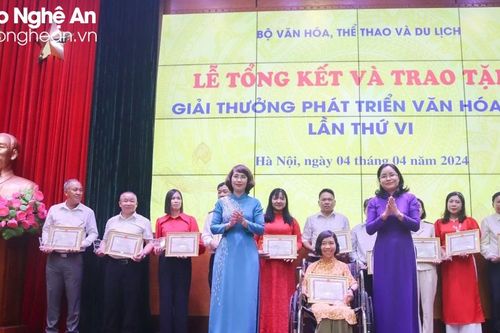 Người phụ nữ khuyết tật ở Nghệ An giành giải thưởng Phát triển văn hóa đọc lần thứ VI