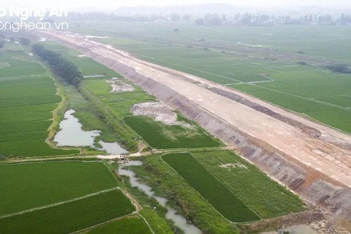 Thống nhất phương án xử lý vướng mắc trên tuyến cao tốc Bắc - Nam đoạn qua vùng sản xuất Đồng Cựa, xã Hưng Tây (Hưng Nguyên)