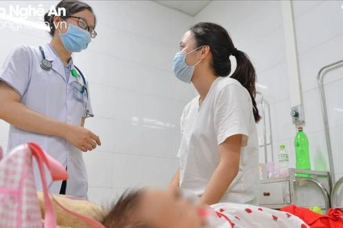 Nắng nóng, nhiều trẻ phải nhập viện, bác sỹ khuyến cáo cách phòng bệnh
