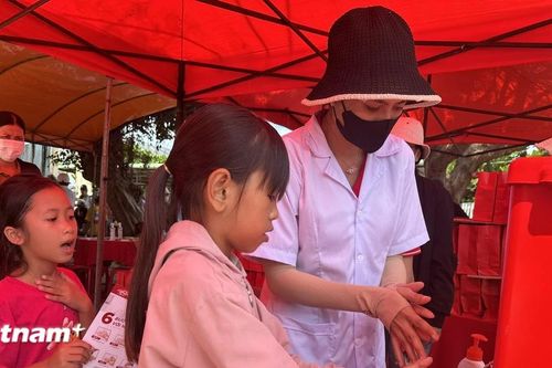 Chăm sóc sức khỏe, hướng dẫn trẻ em ở đảo Lý Sơn rửa tay với xà phòng