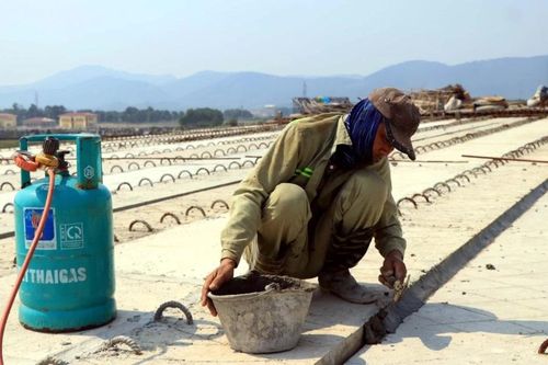 Công nhân miệt mài 'đội nắng' thi công trên công trường Cao tốc Bắc-Nam