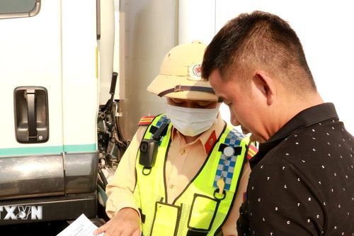Hướng dẫn, hỗ trợ lái xe trong ngày đầu phân luồng tuyến cao tốc Cam Lộ-La Sơn