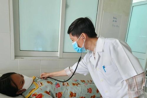 Vĩnh Long: Gần 20 học sinh nhập viện sau khi tiếp xúc với đồ chơi 'Fart bomb'