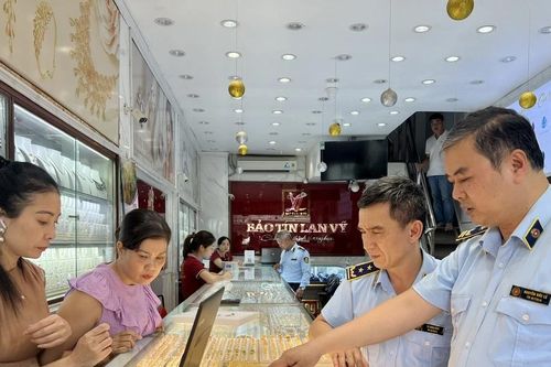 Đồng loạt kiểm tra 3 cửa hàng kinh doanh vàng trên địa bàn thành phố Hà Nội