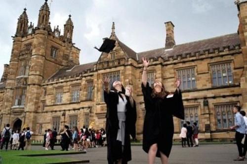 Bất chấp các quy định ngặt nghèo hơn, du học sinh vẫn đổ xô đến Australia