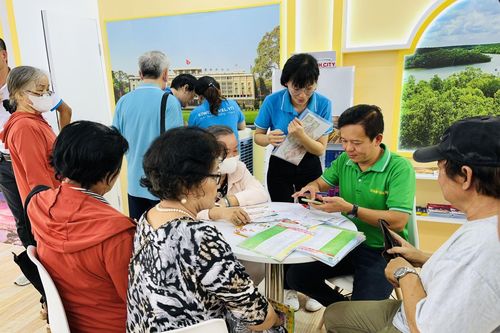 Người dân 'đội nắng' săn tour giảm giá tại Ngày hội Du lịch TP Hồ Chí Minh