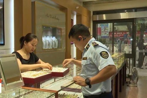 Kiểm tra 3 điểm kinh doanh vàng, bạc tại Hà Nội