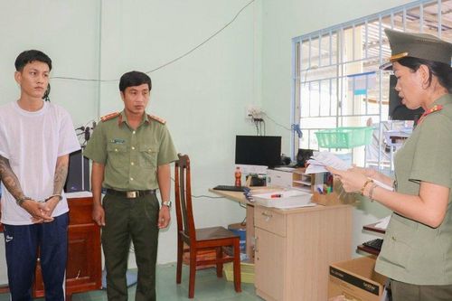 Bắt đối tượng tàng trữ vũ khí quân dụng