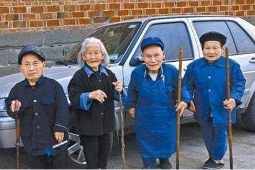 Tại 'ngôi làng người lùn' bí ẩn ở Tứ Xuyên, nhiều người ngừng phát triển khi mới 5 tuổi, chiều cao trung bình 80 cm
