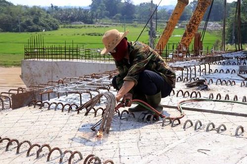 Công nhân 'đội nắng' thi công cao tốc Bắc-Nam