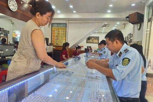 Tạm giữ nhiều kim loại vàng không rõ nguồn gốc